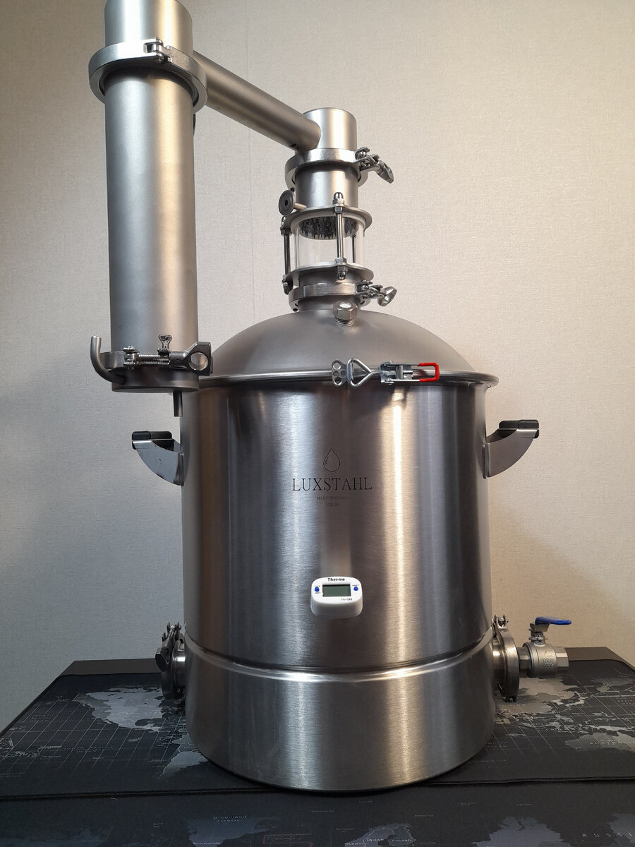 Фото 1.  Нижняя часть дистиллятора на мой взгляд слишком близко расположена к ободу куба.