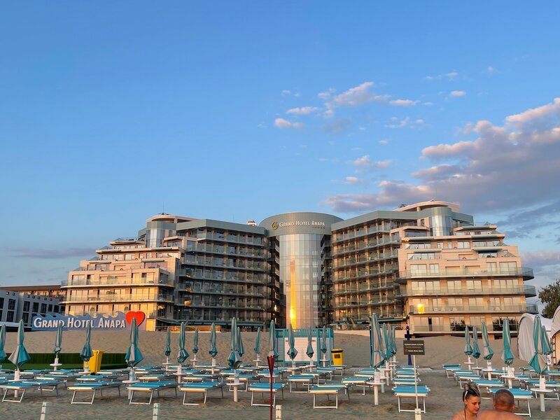 Гранд отель со стороны моря))) частенько мимо него прохожу с металлоискателем. На территорию даже пляжа не просочиться 