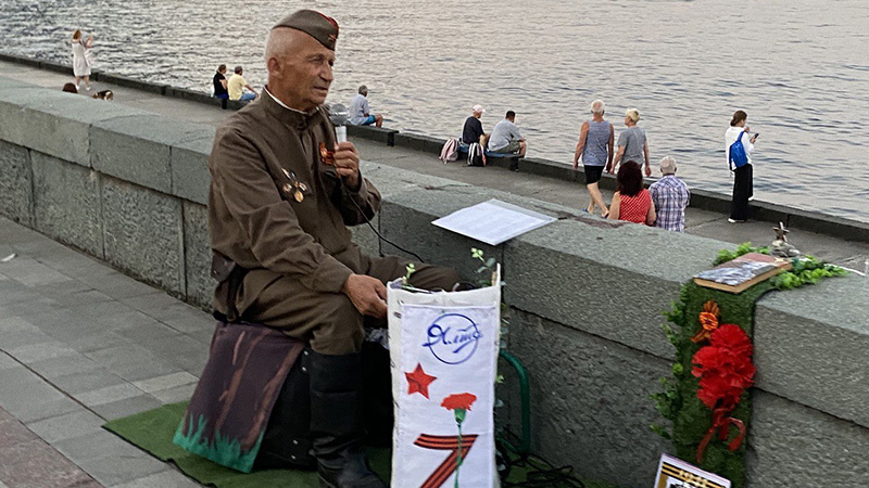 ▲ На набережной зарабатывают как могут певцы, художники, продавцы всех мастей