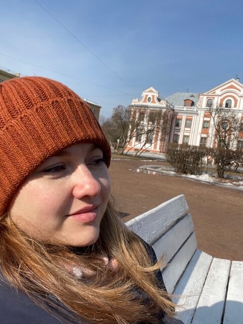 На фото я на 8 месяце, на прогулке любуюсь видами Смольного собора