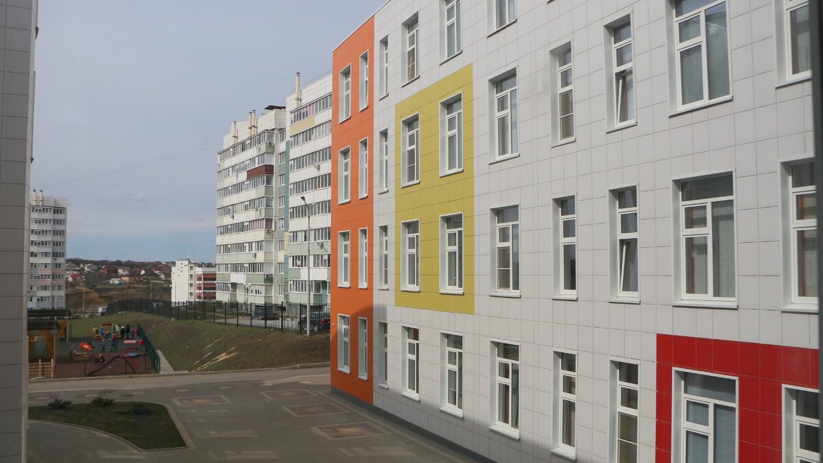     Новая большая школа в Большой Ельне готова на 80%. Об этом NewsNN рассказали в Корпорации развития Нижегородской области.