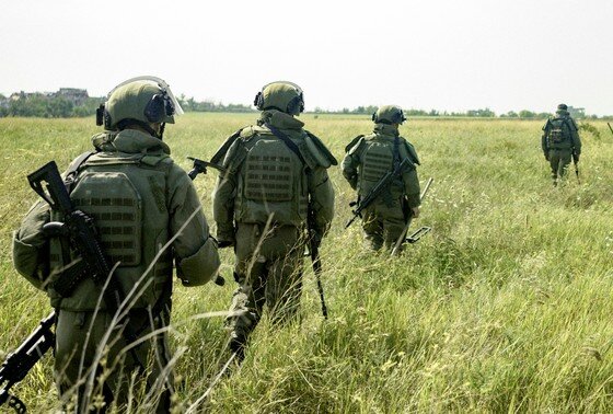    Саперы ВС РФ во время разминирования территории