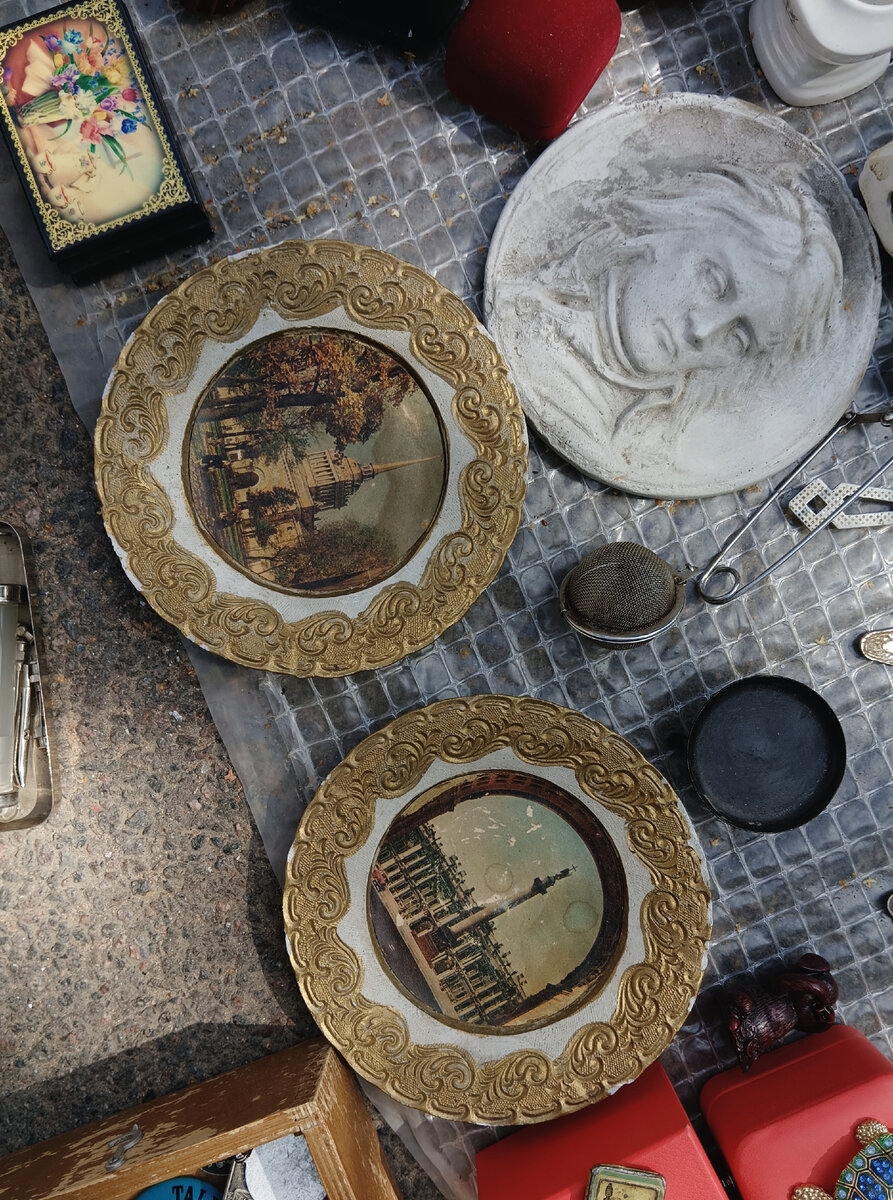 Все фото в статье - авторские.  На одном из "прилавков" блошиного рынка. 