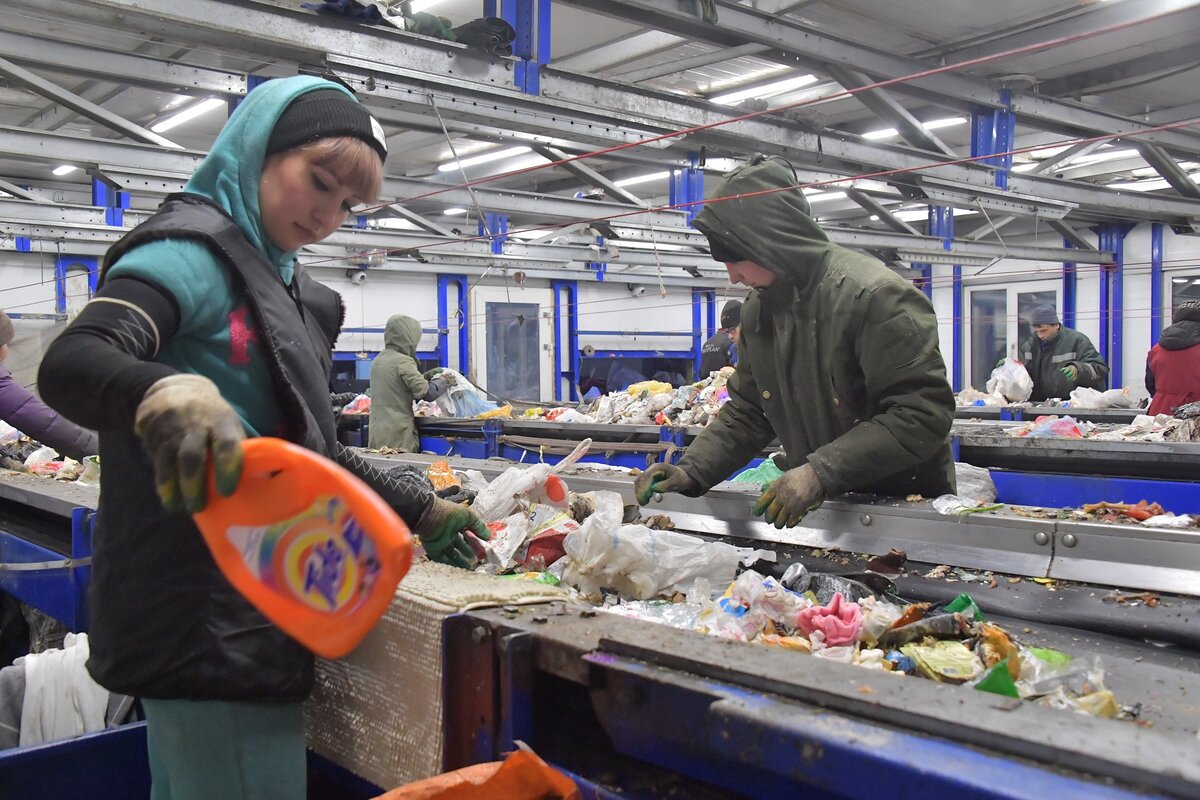 Скоро людей при сортировке мусора заменит компьютер.  Фото: Komsomolskaya Pravda / Global Look Press / globallookpress.com