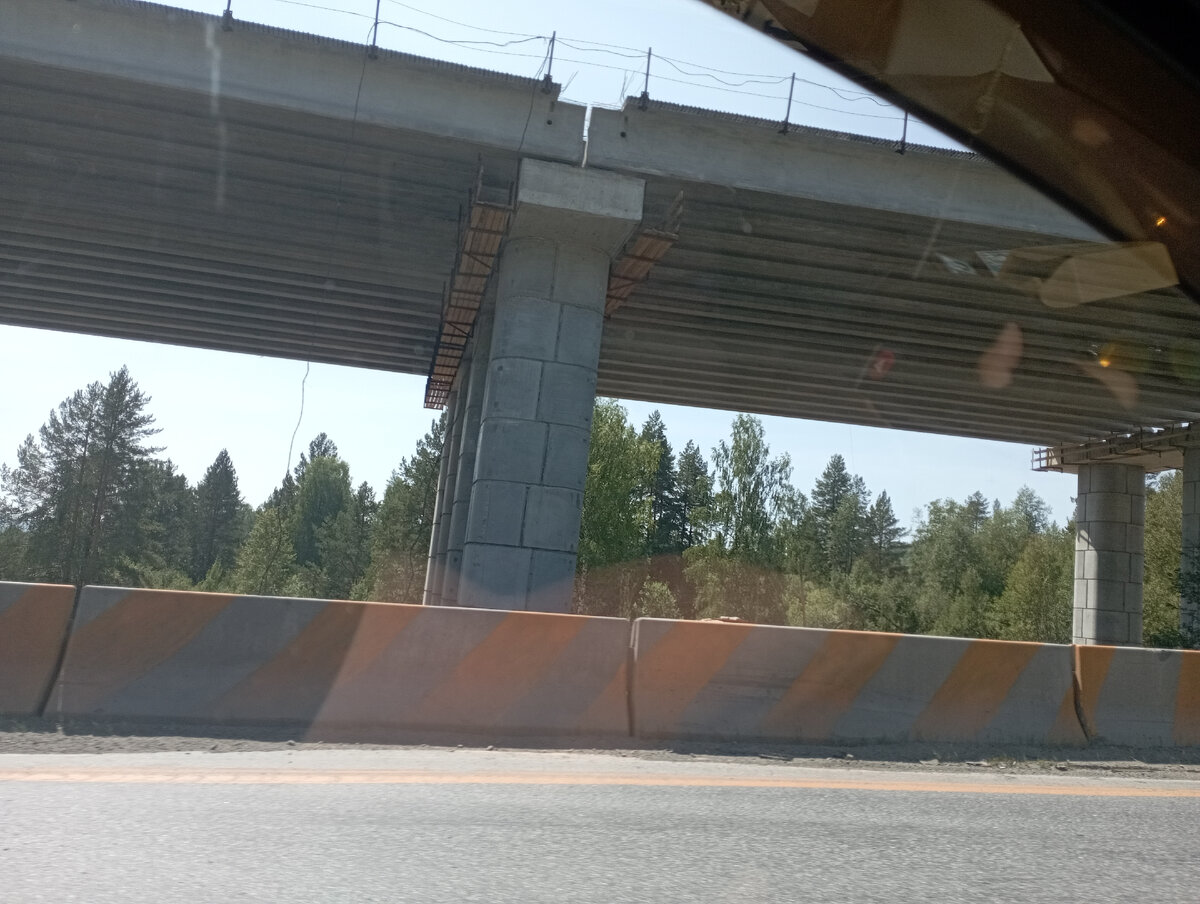 Эти столбы просто огромнейшие, на фото это не передаётся