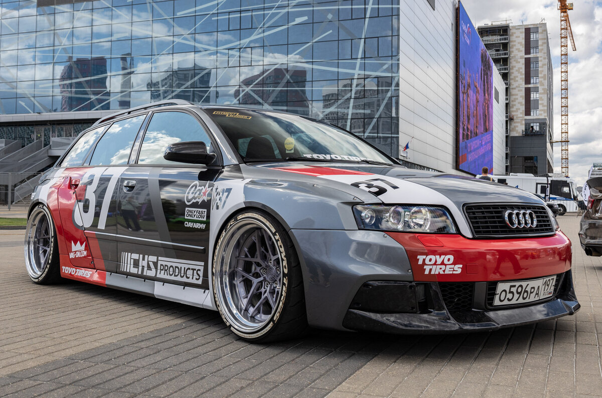    Это Audi A4 Avant (B6) в расширении Monsterservice. На автомобиле установлена пневмоподвеска Air Unit.   
Светлана Парфенова