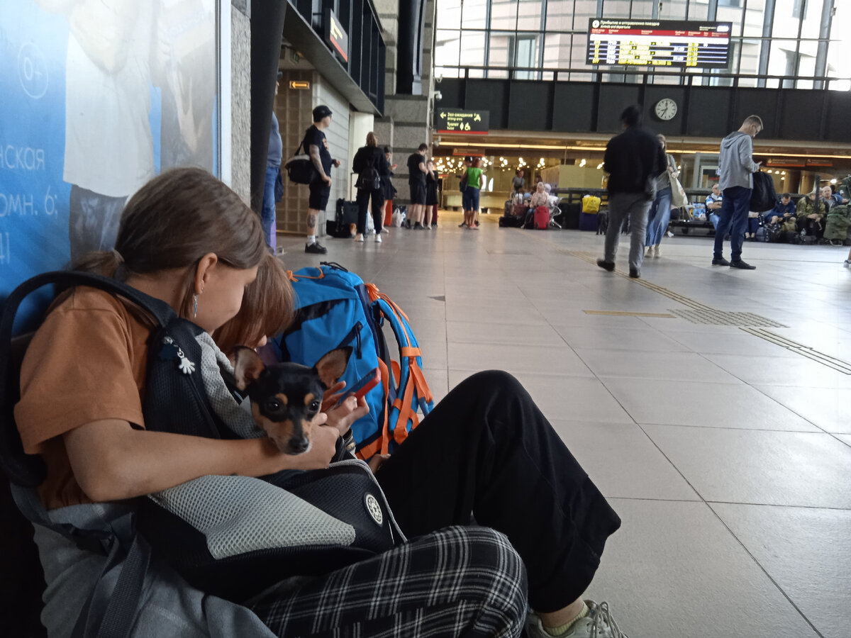 На вокзале в ожидании поезда