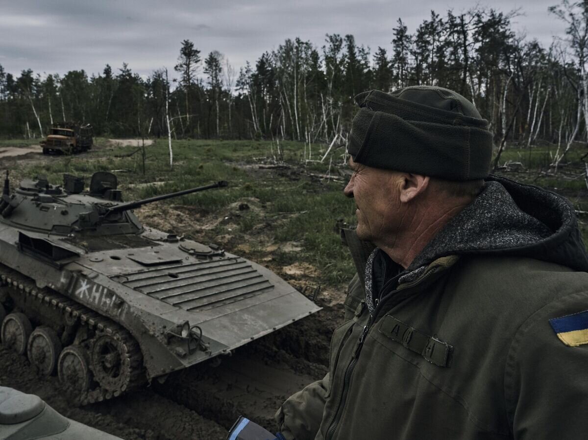    Украинский военный на линии фронта возле Кременной © AP Photo / Libkos