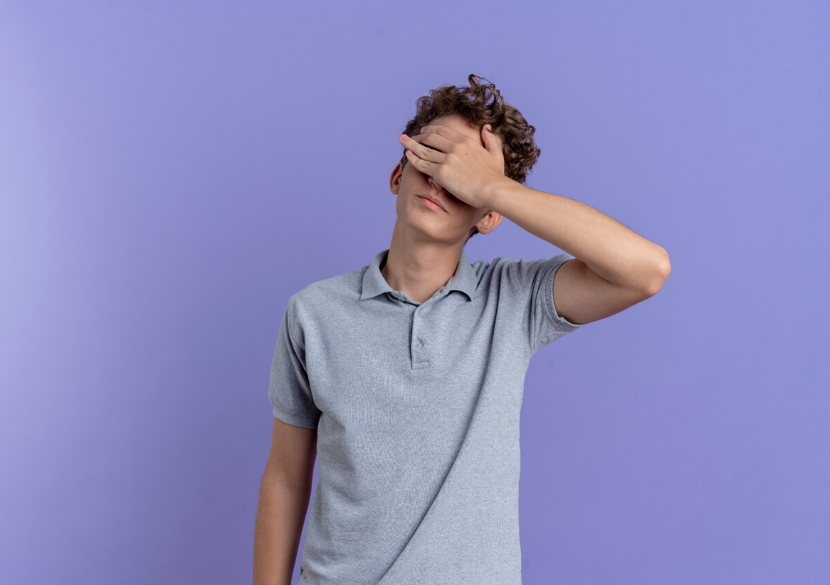 источник фото: <a href="https://ru.freepik.com/free-photo/young-man-in-black-glasses-wearing-grey-polo-shirt-covering-eyes-with-hand-tired-and-bored-standing-over-blue-wall_12753592.htm#page=4&query=%D0%BC%D0%BE%D0%BB%D0%BE%D0%B4%D0%BE%D0%B9%20%D1%87%D0%B5%D0%BB%D0%BE%D0%B2%D0%B5%D0%BA%20%D1%80%D0%B0%D1%81%D1%81%D1%82%D1%80%D0%BE%D0%B5%D0%BD&position=12&from_view=search&track=ais">Изображение от stockking</a> на Freepik