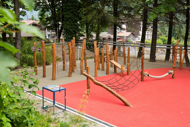 В школе №65 в Красной Поляне завершен монтаж современного игрового комплекса, выполненного по экотехнологиям