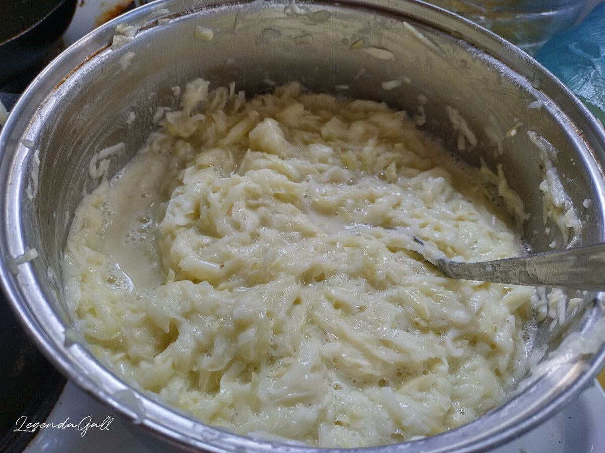 Это в 3-литровой кастрюле намесила теста... Многовато будет...