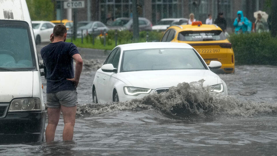 Машинки купаются. Потоп в Москве 2023. Потоп в Подмосковье. Ливень. Москву затопило.