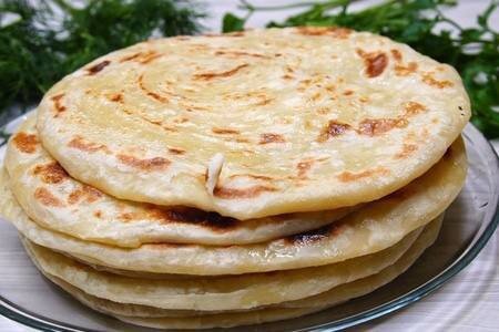 📖 Ингредиенты:

- Мука - 400 г
- Яйцо - 1 шт
- Теплая вода - 120 мл
- Растительное масло - 30 мл
- Маргарин - 200 г
- Соль - 1 ч. л
- Раст. Масло - для жарки 

🧑🏻‍🍳 Приготовление:

1. В воде растворить соль.
2. В миске смешать муку, яйцо, половину всего растительного масла и соленую воду.
Замесить упругое тесто.
3. Тесто смазать растительным маслом, накрыть пленкой и оставить на 30 минут.
4. Тесто раскатать с помощью тонкой и длинной скалки в пласт толщиной 1-2 миллиметра.
5. Смазать поверхность раскатанного теста растопленным маргарином, свернуть тесто в рулет.
6. Рулет нарезать на кусочки 7 см, немного приплюснуть ладонью, накрыть пленкой и убрать в морозильник на10 минут.
7. Раскатать каждый кусочек теста в круглый пласт толщиной 2 мм и диаметром 22 см.
Раскатанные лепешки сложить одну на другую.
8. В сковороду налить растительное масло, выложить, накрыть крышкой.
Обжарить с каждой стороны в течение 3-5 минут до золотистого цвета.