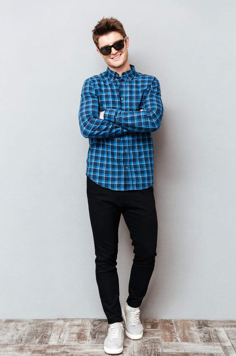 <a href="https://ru.freepik.com/free-photo/handsome-man-wearing-sunglasses_7816466.htm#query=%D0%B4%D0%B6%D0%B8%D0%BD%D1%81%D1%8B%20%D0%BA%D1%80%D0%BE%D1%81%D1%81%D0%BE%D0%B2%D0%BA%D0%B8%20%D1%80%D1%83%D0%B1%D0%B0%D1%88%D0%BA%D0%B0%20%D0%BD%D0%B0%20%D0%BF%D0%B0%D1%80%D0%BD%D0%B5&position=43&from_view=search&track=ais">Изображение от drobotdean</a> на Freepik