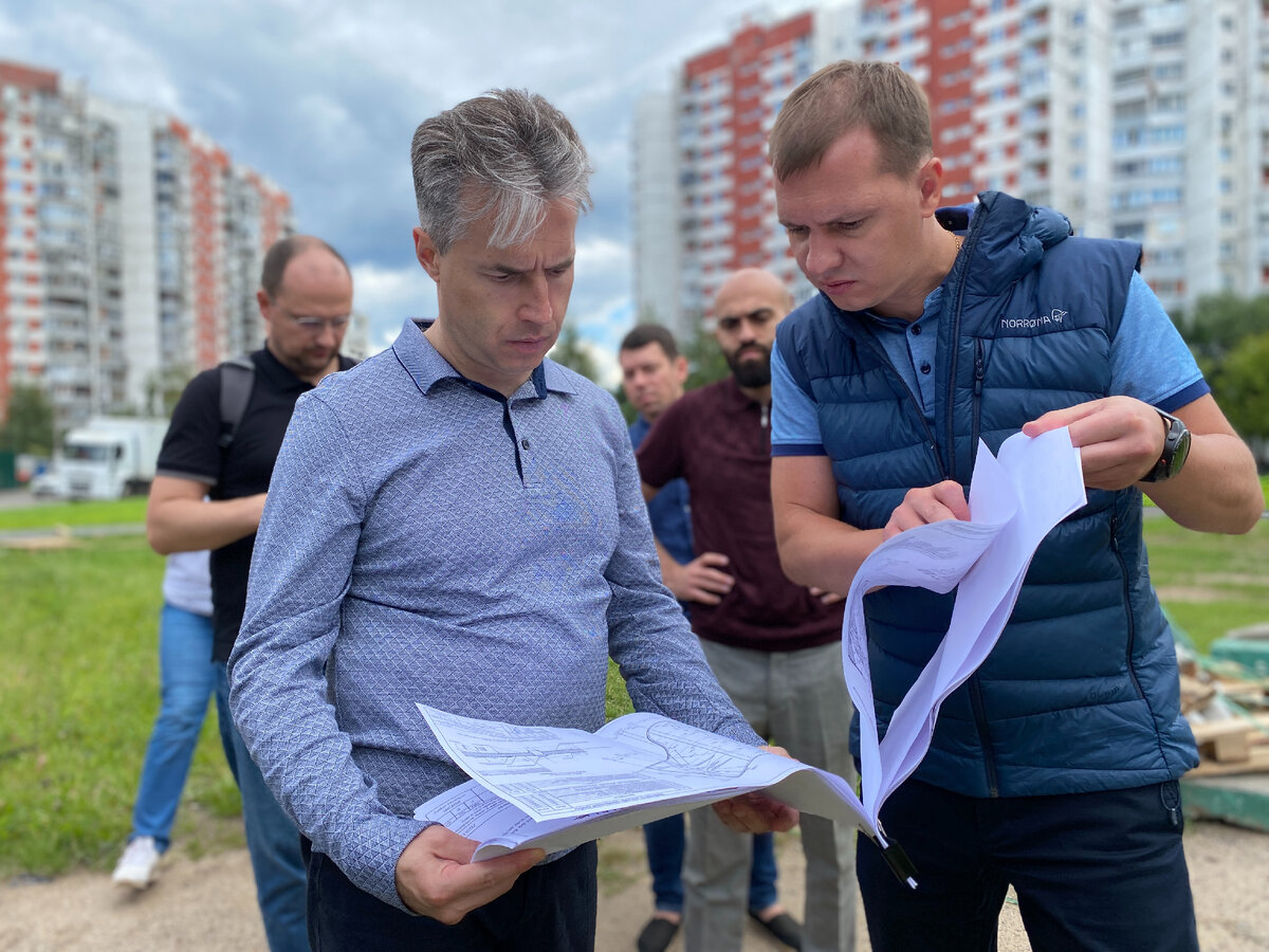 Префект Восточного окурга Николай Алешин (слева)