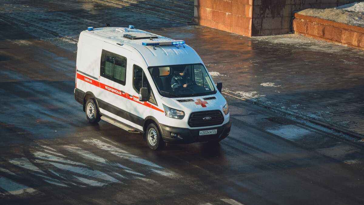     Во Владивостоке с девушкой-водителем случился неприятный инцидент, когда она находилась за рулем. Она буквально выпала на асфальт.