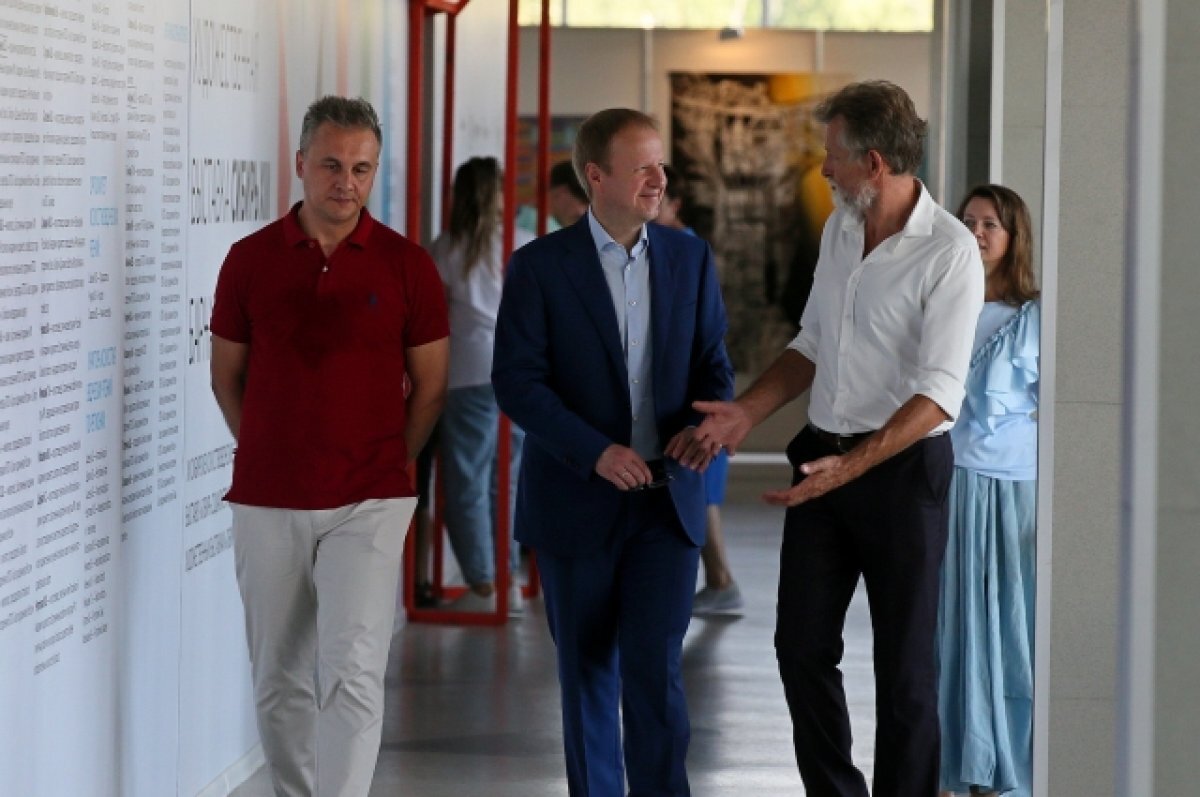    Виктор Томенко принял участие в закрытии выставки «Сибирь XIII» в Барнауле