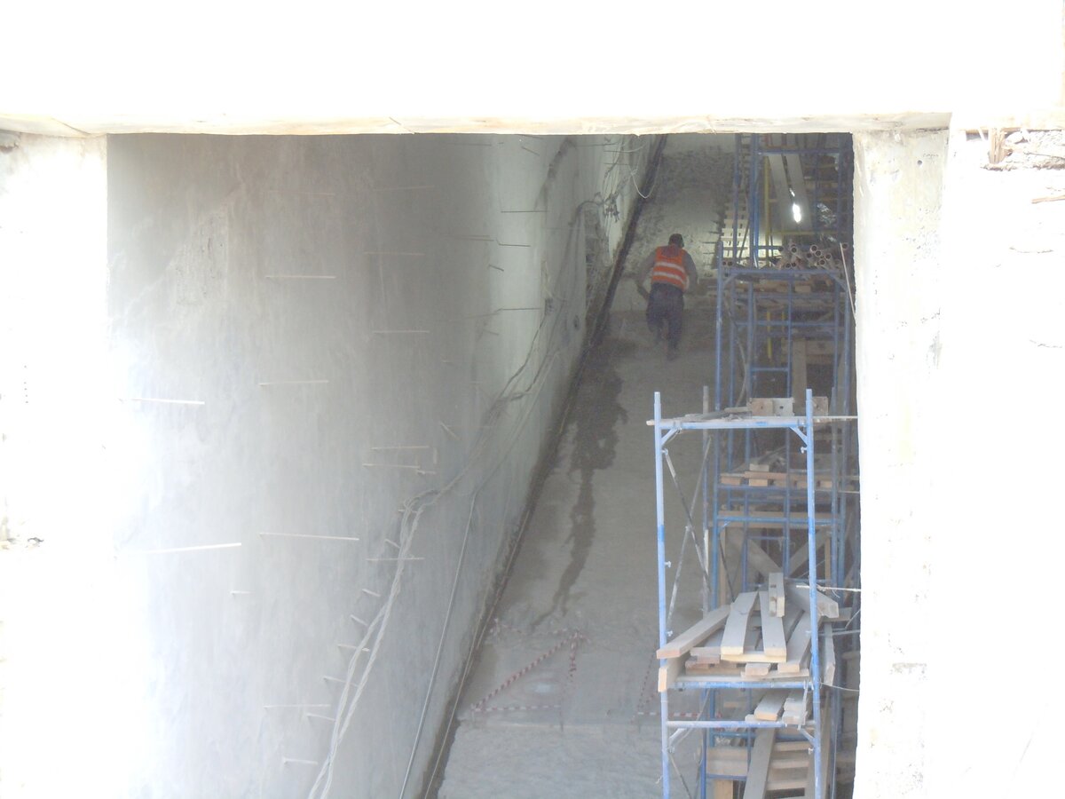 Продолжим экскурсию по кремлю. Это взгляд через стройку фуникулёра на участок с Часовой башней.-2