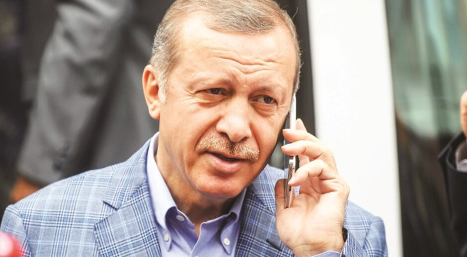 Ему никак не удается дозвониться. А под ногами горит земля. Те, кто дал возможность сохранить место, требуют выполнять обещания