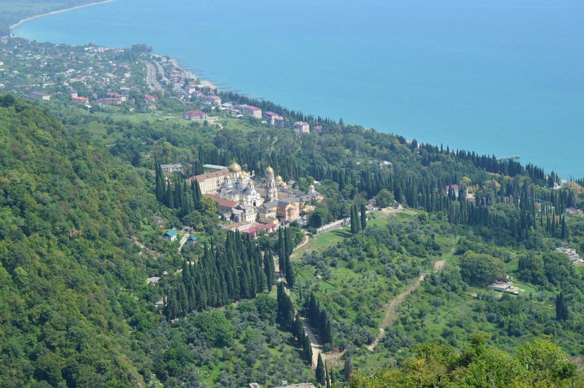 Вид на Новоафонский монастырь с высоты Иверской башни