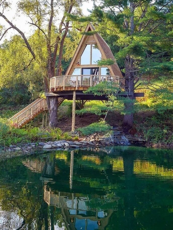 Отель на дереве с террасой у озера в стиле A-фрейм