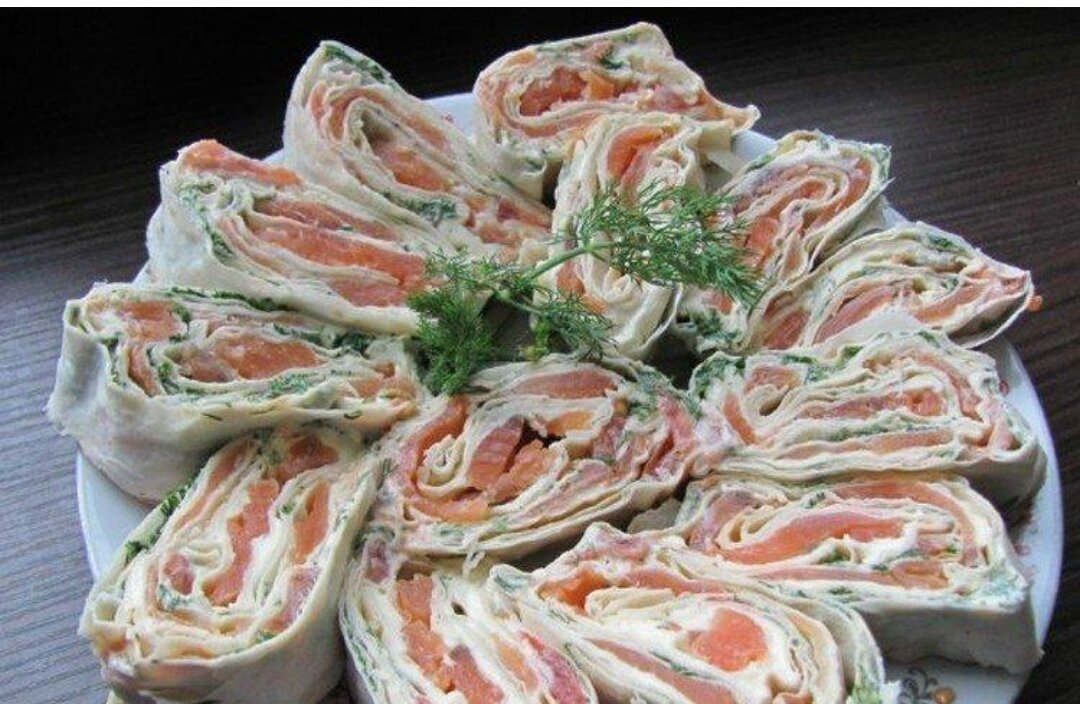 Рулет с красной рыбой в лаваше с творожным сыром. Рулет из лаваша с красной рыбой и творожным сыром и укропом. Рулеты из лаваша с красной рыбой и огурцом и сыром. Рулет из лаваша с красной рыбой и творожным сыром и огурцом. Лаваш с плавленным сыром огурцом и рыбой.