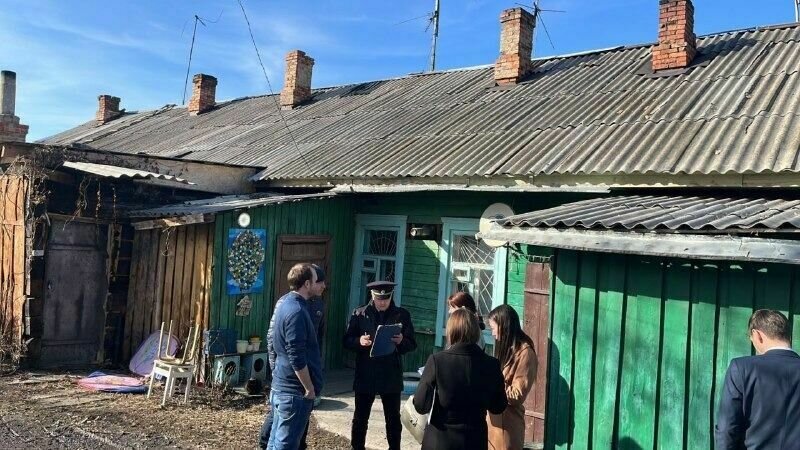     Жильцов из барака должны были переселить до конца нынешнего года, но процесс рискует затянуться еще на два года.
