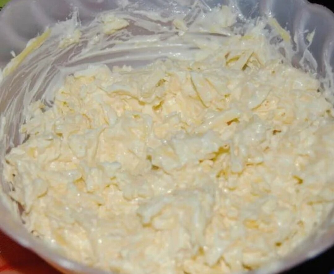 салат из плавленного сыра. сыр тертый с майонезом. сыр с чесноком и майонезом и яйцом. сыр тертый с майонезом. сыр с майонезом.