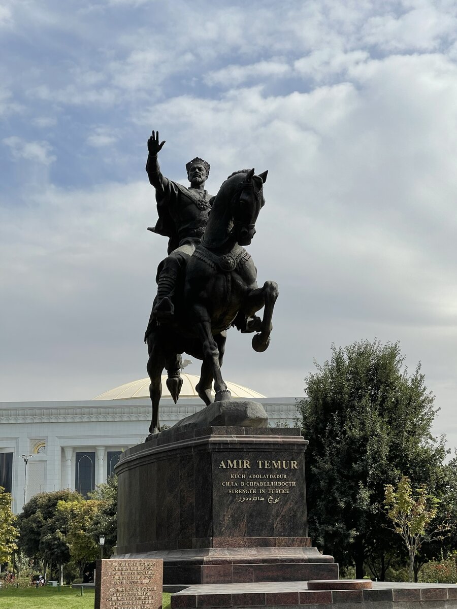 Памятник Амиру Темуру 