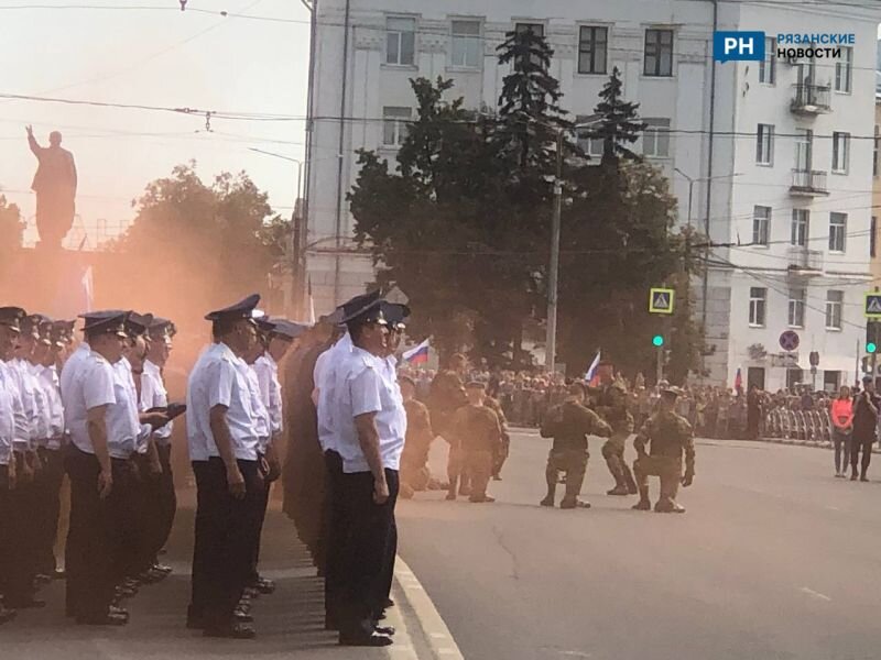 "Наша жизнь десант": в центре Рязани провели праздник в честь Дня ВДВ ...