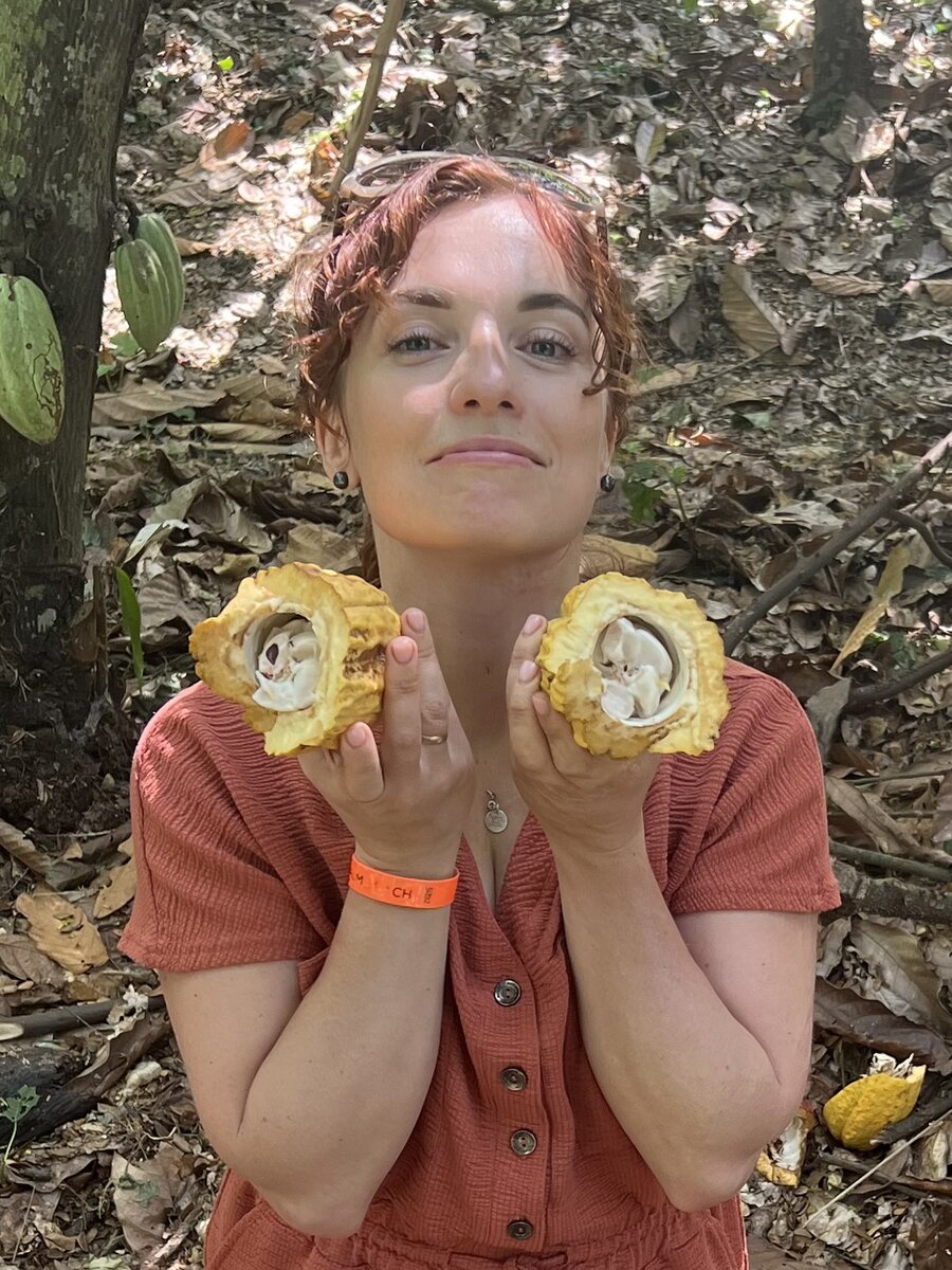 Я и какао-плод в разрезе. В деловой поездке на плантации Венесуэлы