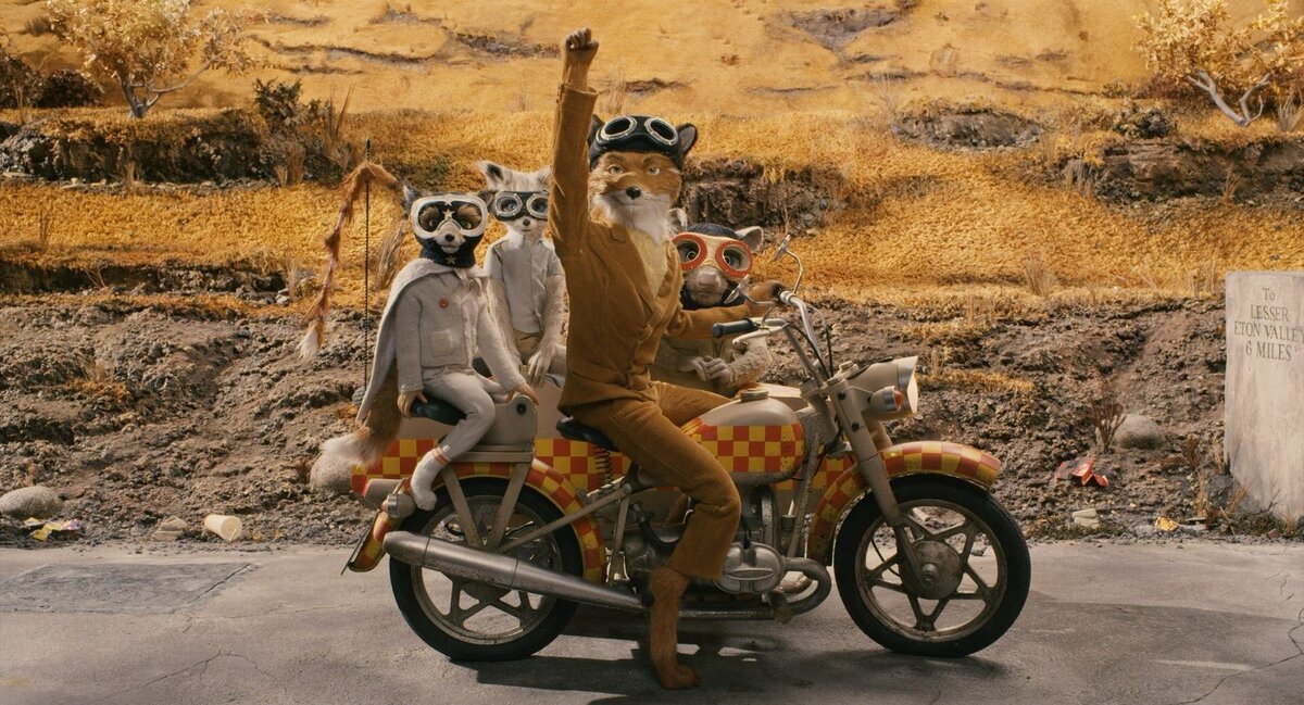 Бесподобный Мистер Фокс поднимает лапу собрату. 