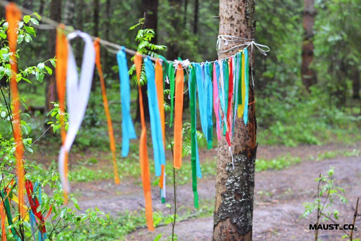 Местные жители до сих пор поддерживают старые традиции, украшая это место тотемами и амулетами.Приносят всякую утварь,забрасывают камень монетками и развешивают различные украшения.Староверы одним словом. 