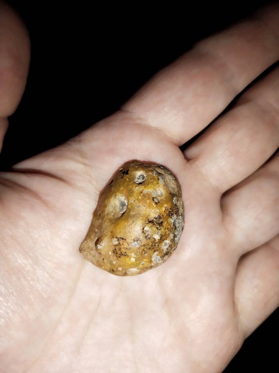 Жеода снаружи - обычный камень