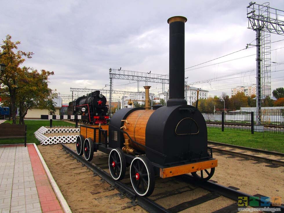 Паровоз черепановых сгупс. 1 паровоз братьев черепановых. Первый паровоз 1834. Памятник паровозу в кургане. Первый паровоз черепановых нижний тагил.