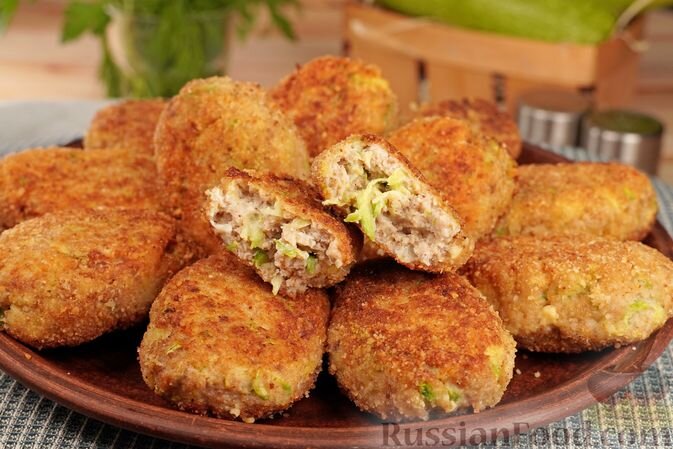 фарш рыбный, кабачки, яйца, крупа манная, лук репчатый, чеснок, сухари панировочные, масло растительное, соль, перец чёрный молотый