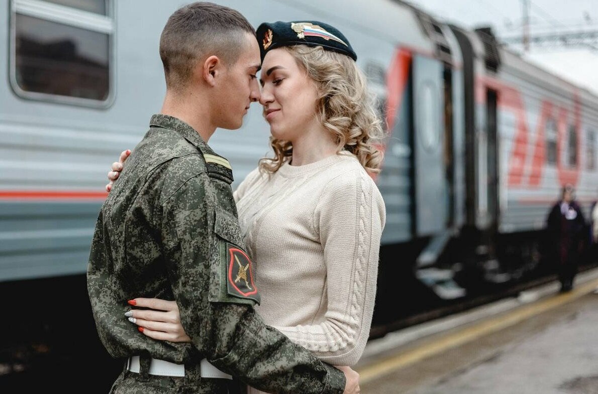 Контрактники домой. Солдат ДМБ. Встреча солдата. Девушка солдат. Встреча парня из армии