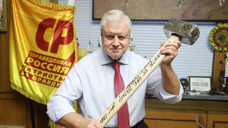 Фото: @mironovonline📷Сергей Миронов с подаренной ему Евгением Пригожиным кувалдой