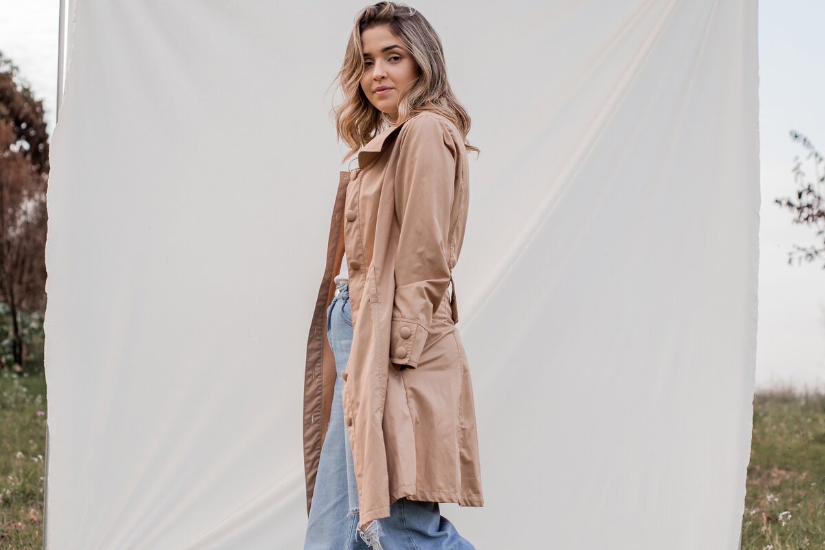     3 правила для невысоких девушек: как выбрать тренч, который не испортит фигуру