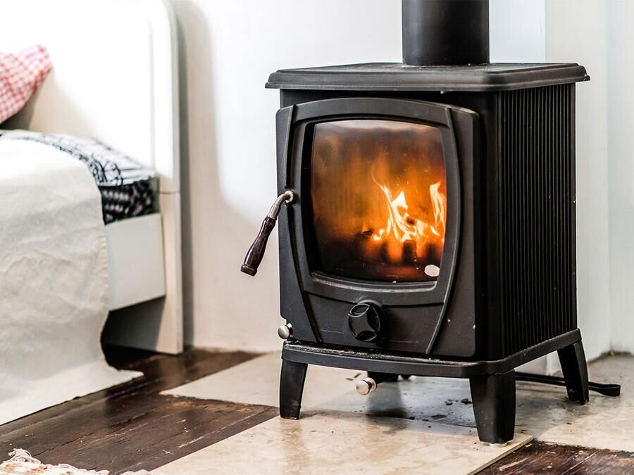 Твердые породы древесины , такие как дуб , имеют высокую теплотворную способность  т. е. обеспечивают хорошее тепло .