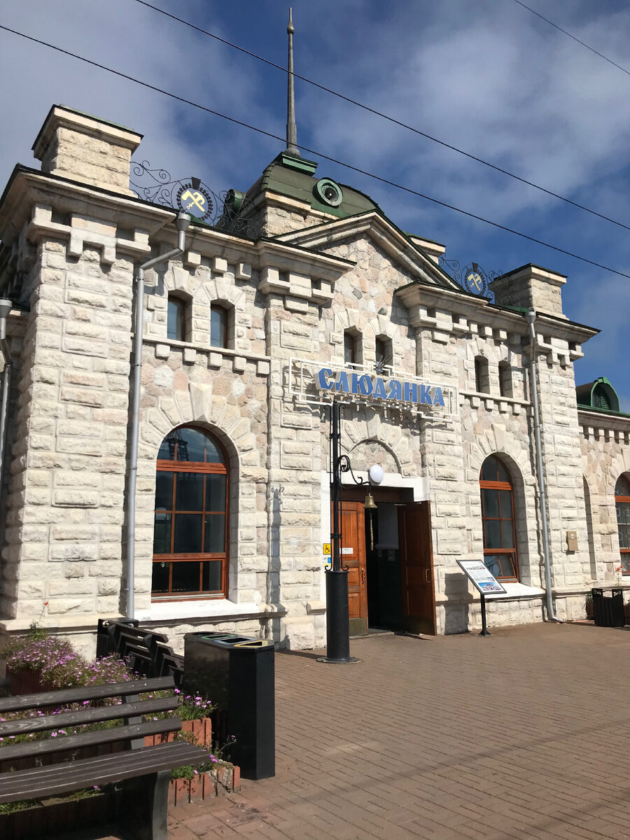 Вид на мраморный вокзал со стороны железнодорожных путей 