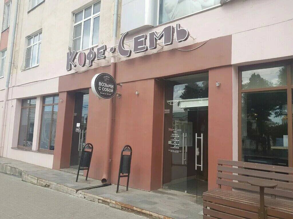 Вход в кафе. Через дорогу находится собор Александра Невского