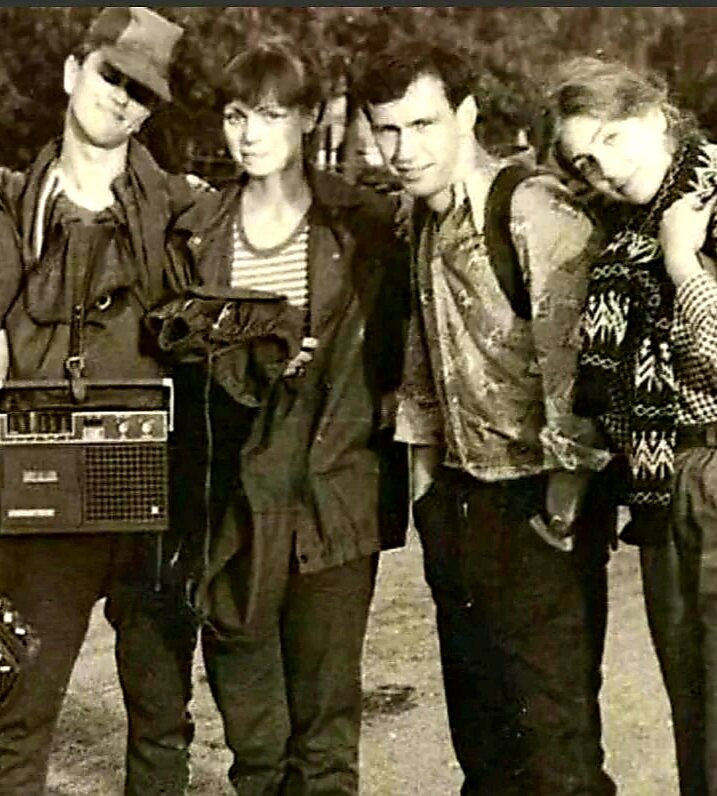   – Этому фото лет тридцать же, не меньше? – спросила у Натальи гадалка, к которой она пришла сегодня, подгоняемая странными предчувствиями.