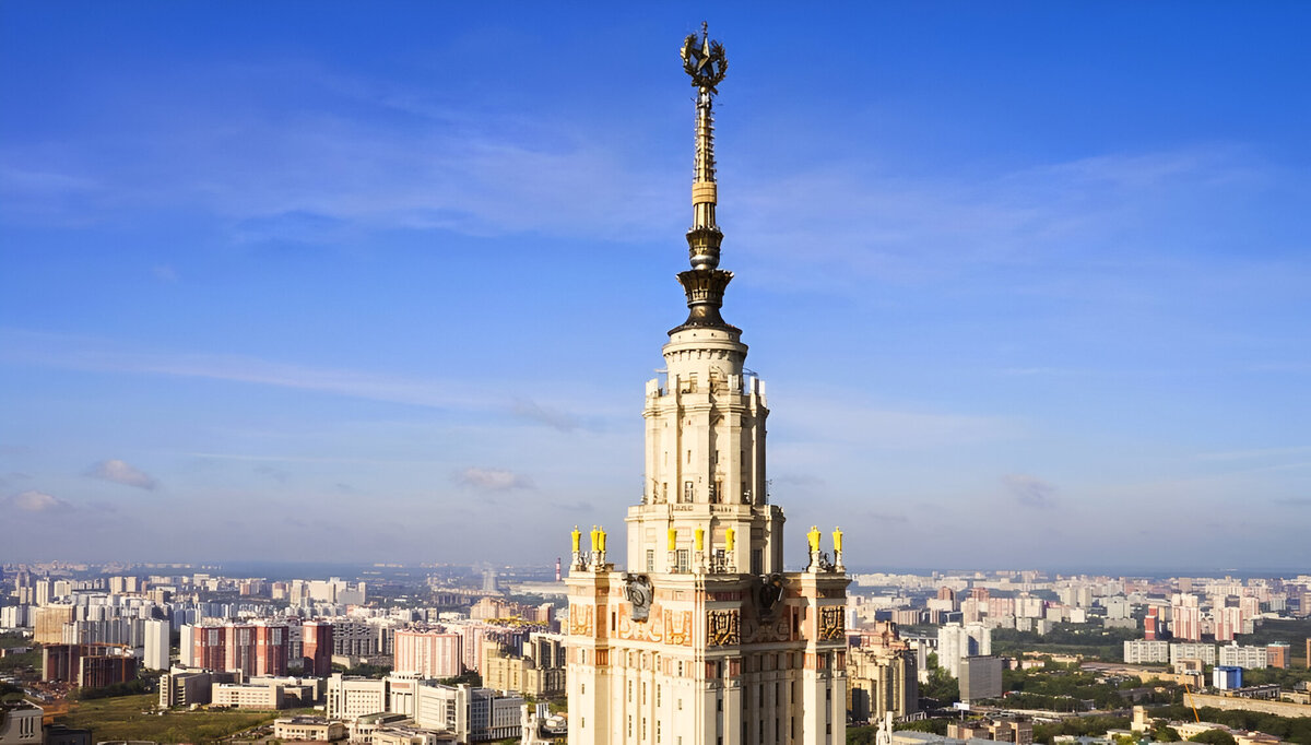 Атмосферное давление на шпиле здания мгу. Москва шпиль МГУ. Шпиль здания МГУ В Москве. Главное здание МГУ шпиль. Сталинская высотка шпиль на МГУ.