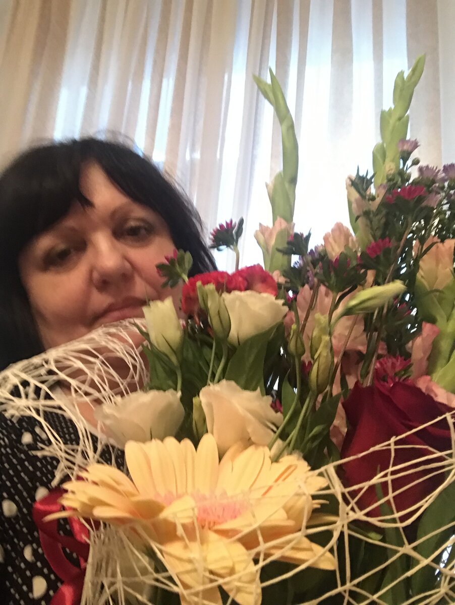 Это букет от мужа и сына. Очень красивый и большущий. 