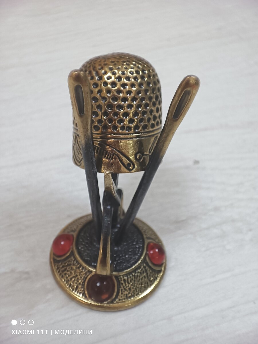 Не просто напёрсток, а целая конструкция. 