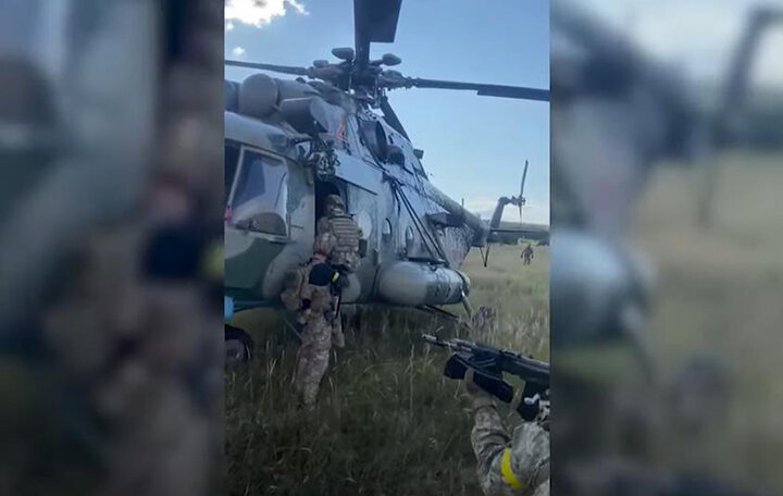 КАДРЫ ЗАХВАТА УЖЕ ПРИЗЕМЛИВШЕГОСЯ ВЕРТОЛЁТА СПЕЦНАЗОМ ГУР. ФОТО: ОПЕРАТИВНАЯ СЪЁМКА ГУР