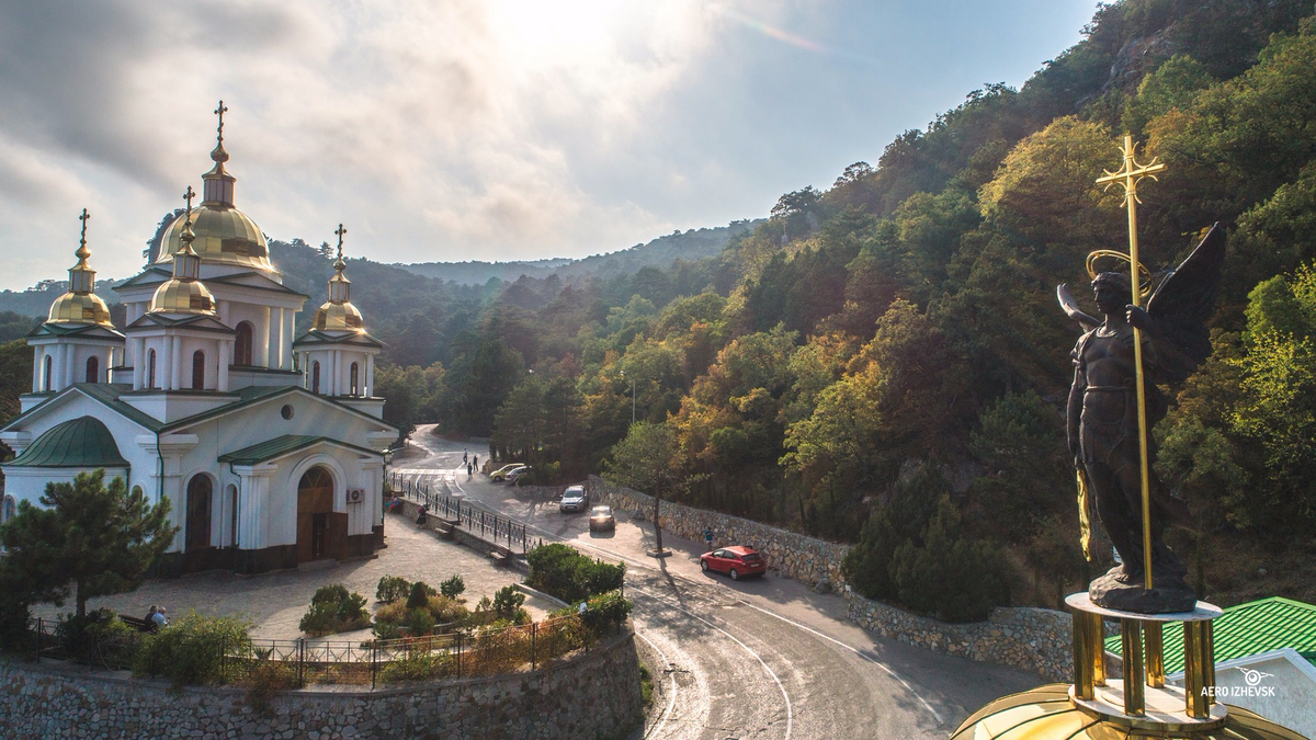 Крым Ореанда храм Архангела Михаила