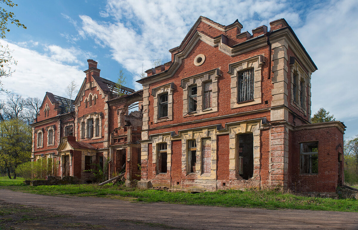 Фото с сайта https://pro-dachnikov.com/dom/18689-foto-staryh-domov-iz-kirpicha-38-foto.html