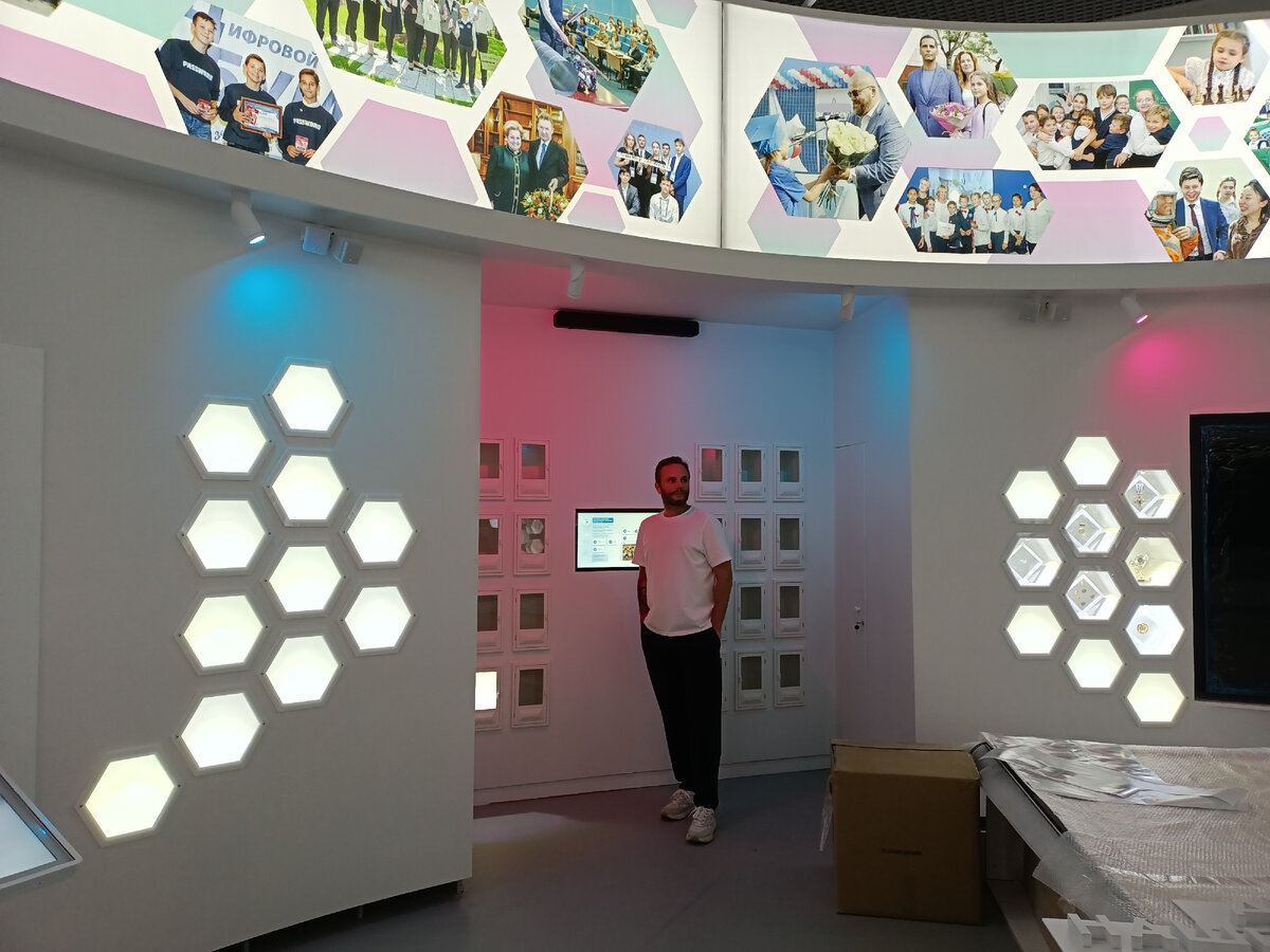 Архитектор проекта Константин Васильев в помещении музея